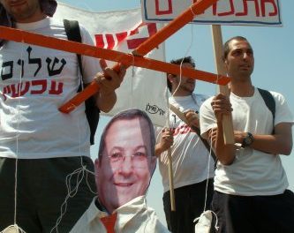 Ehoud Barak, « pantin des colons » – Manif à Migron