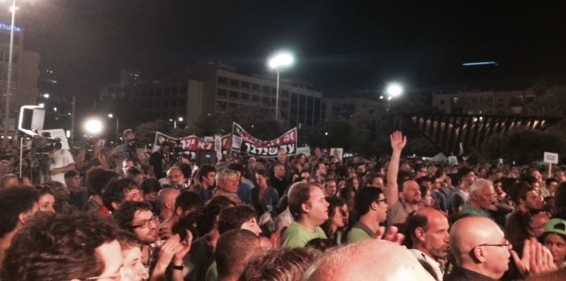Plus de 10 000 manifestants pour la paix place Rabin