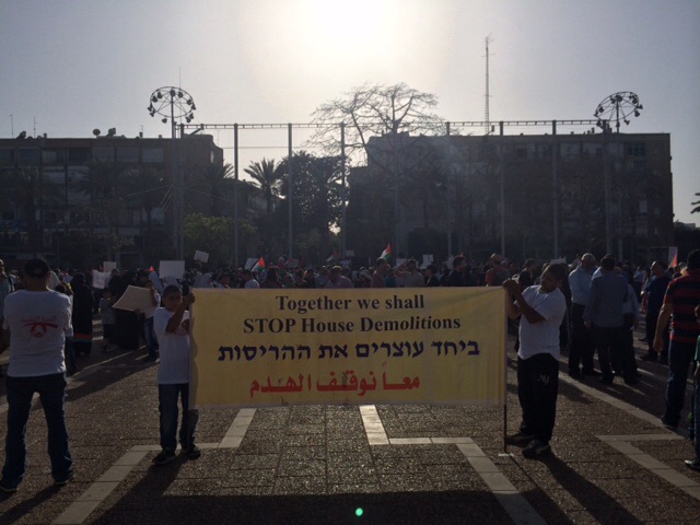 Les Arabes manifestent à Tel-Aviv pour le droit au logement…