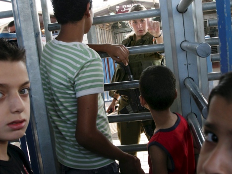 Une députée israélienne goûte aux humiliations subies par les Palestiniens au poste de contrôle de Qalandiyah