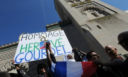 Hommage “des musulmans et de leurs amis” à Hervé Gourdel devant la Grande Mosquée de Paris