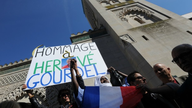Hommage “des musulmans et de leurs amis” à Hervé Gourdel devant la Grande Mosquée de Paris