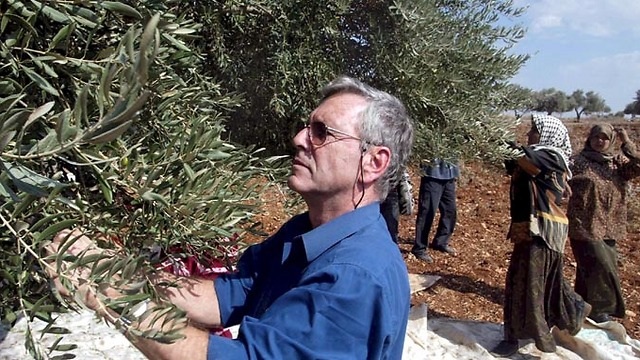 Photo Tzvika Tishler – Cueillette des olives avec des villageois palestiniens en Cisjordanie en 2002.